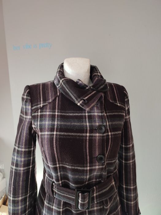 Płaszcz damski w kratę z paskiem 50% wełna
