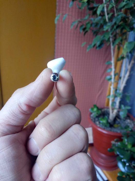 Продам кейс  наушников Apple AirPods 2