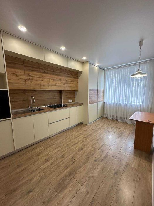 Продаж 1 кімнатної квартири з ремонтоми і меблями.