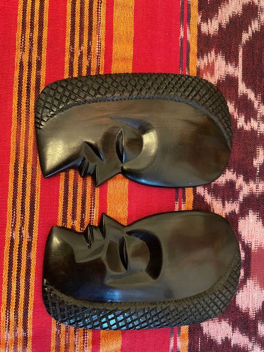 Máscaras de perfil em pau preto