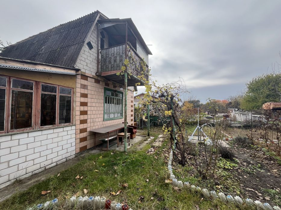 Дача на березі річки в Труді