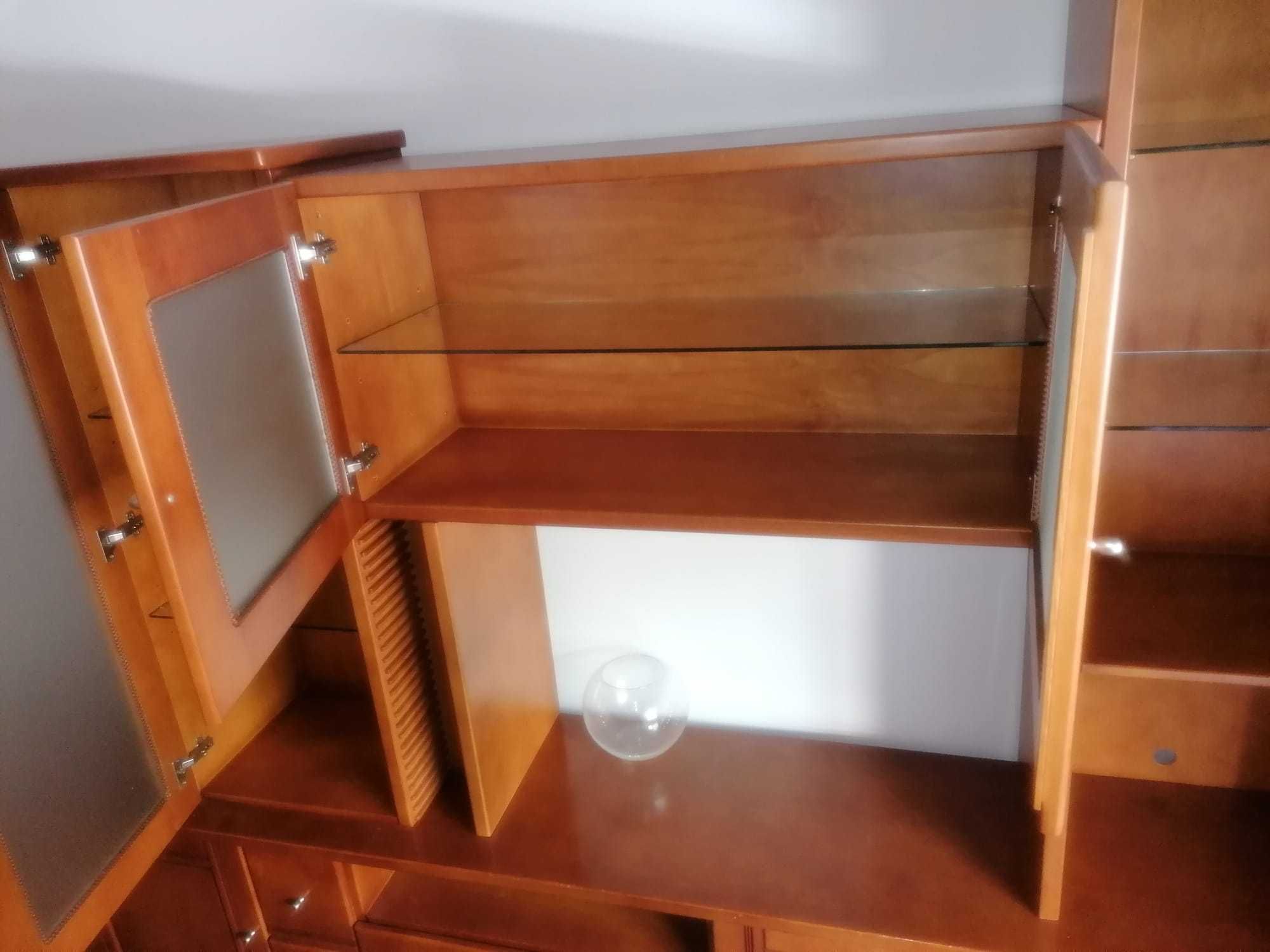 Movel como novo, em cerejeira. Com muita arrumação.