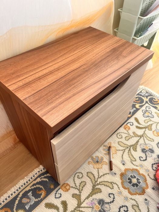 Mesa de cabeceira de design moderno, quase nova — 49x35x55