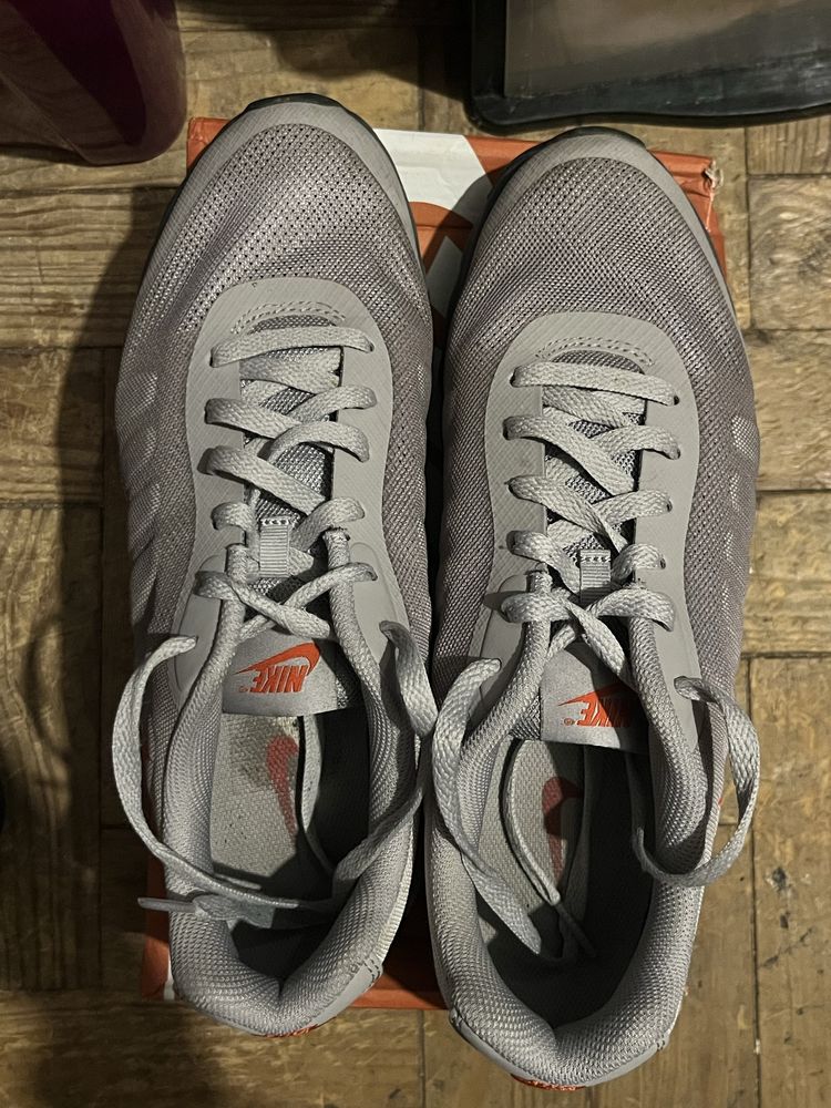 Nike Air Max Invigor Cinzento