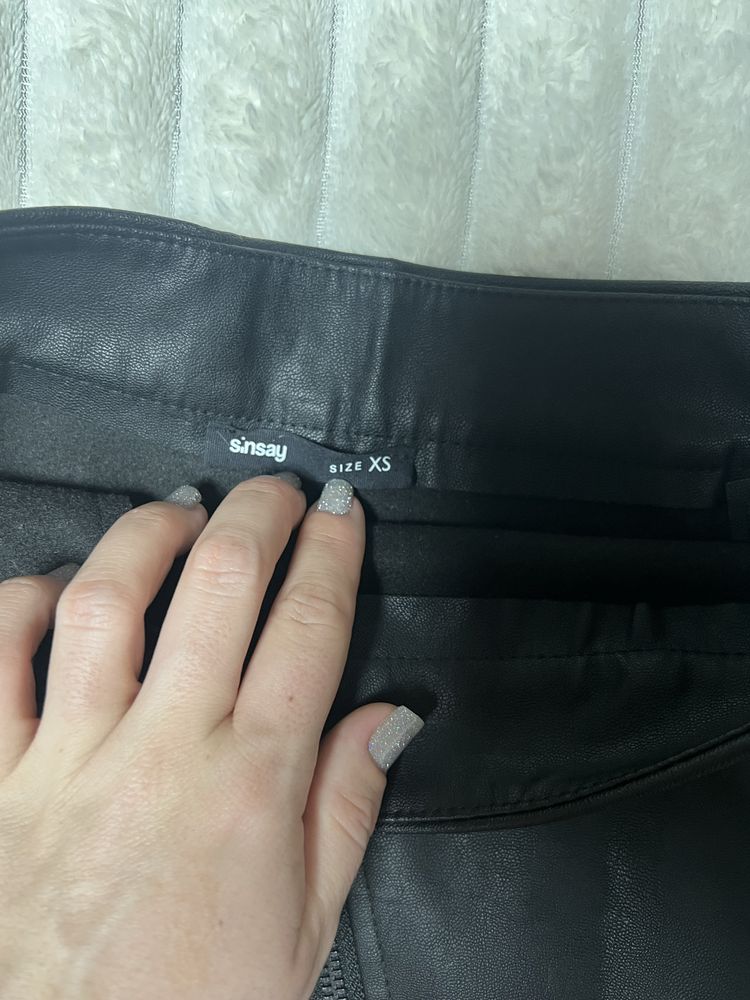Продаю шкіряну спідницю, йде на с-м