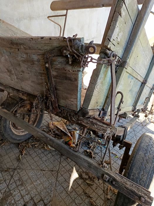 Carroça com antiguidade.