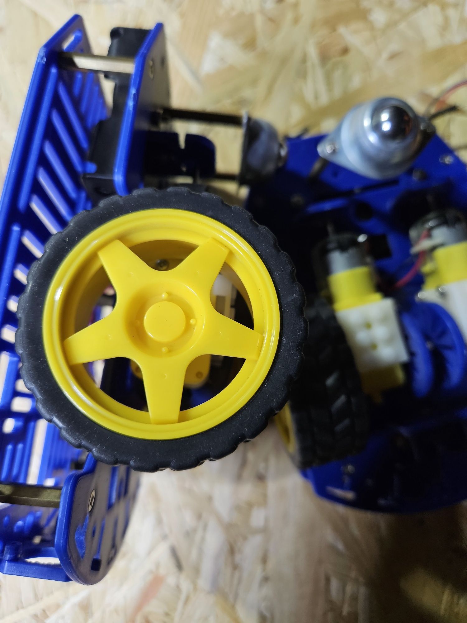 2 platformy robotów jeżdżących