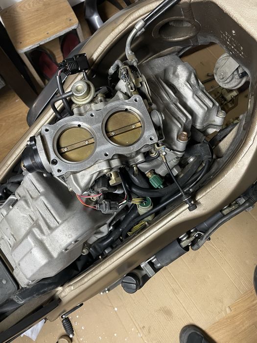 Aprilia RSV Tuono 1000 w opisie film