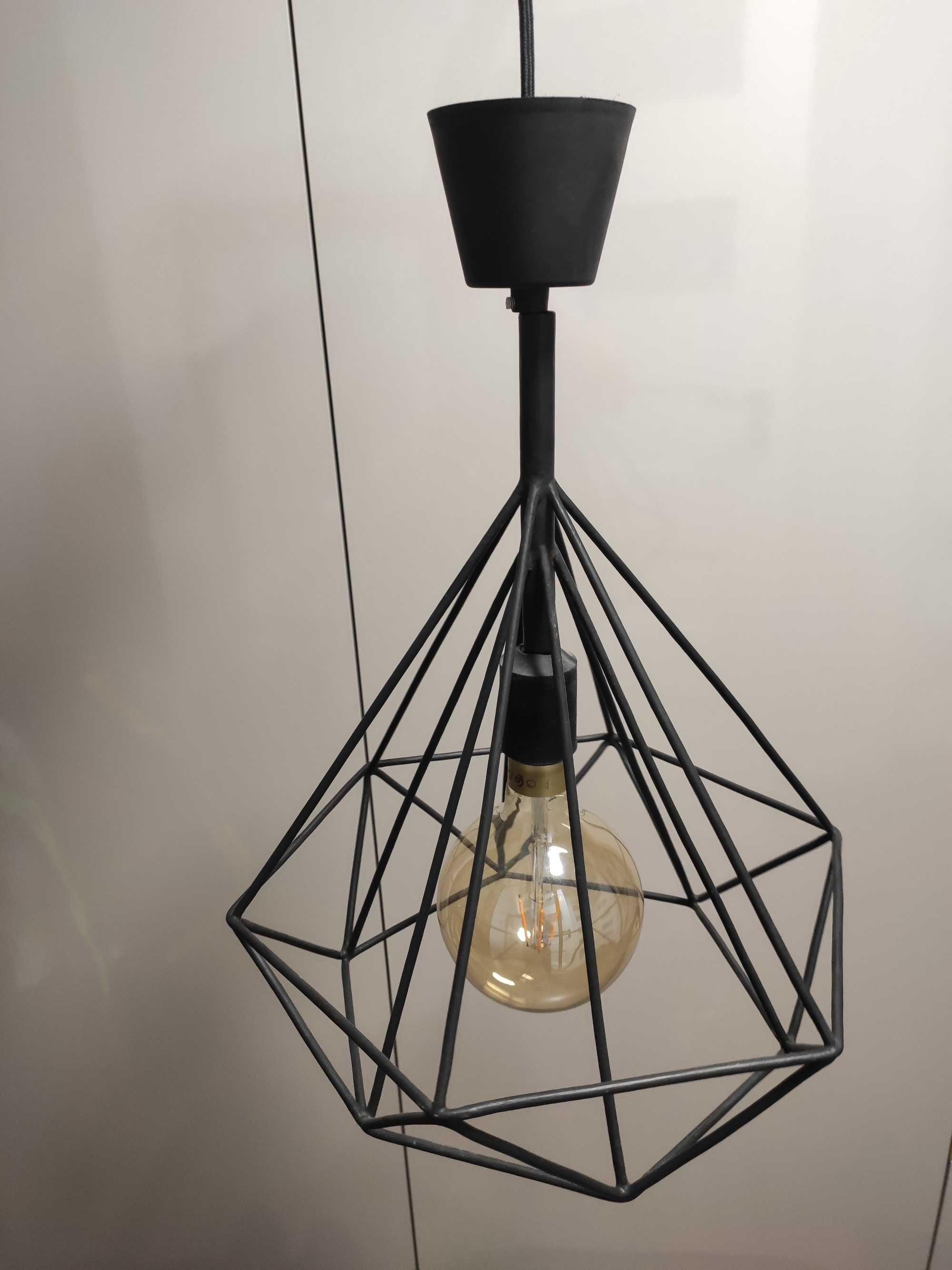 Lampa wisząca rustykalna z metalu z żarówka ozdobna