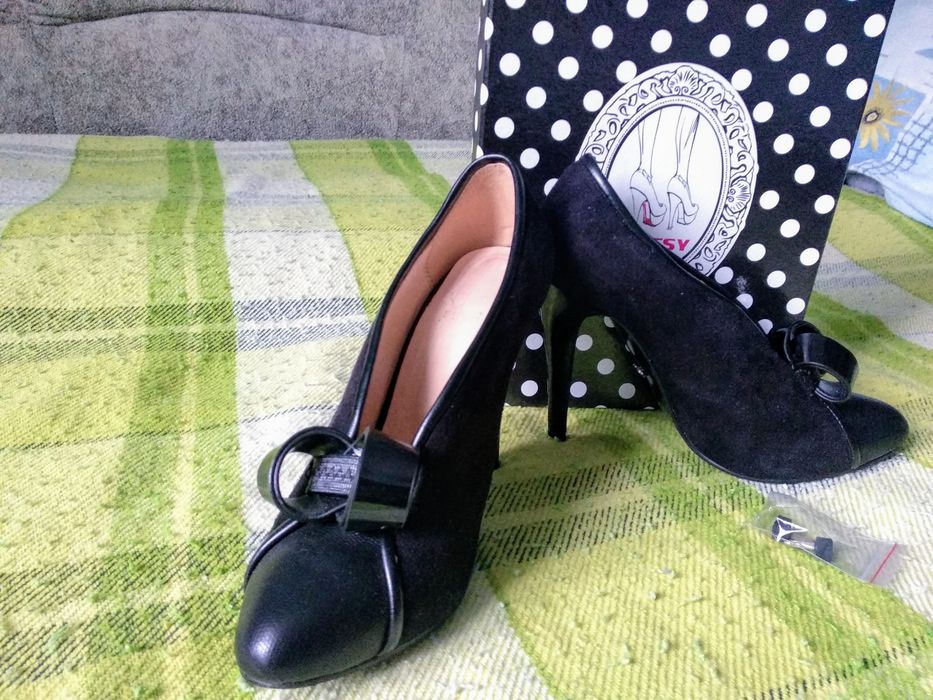 Продам женские замшевые туфли, Англия (стелька 23 см)