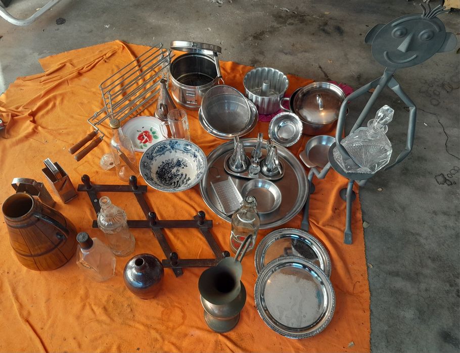 Louças e outros Utensílios de cozinha usados . Garrafas. E muito mais