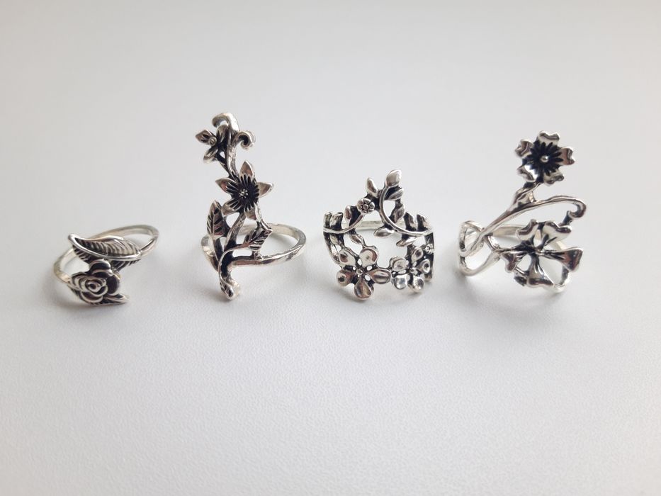 Conjunto de 4 anéis com motivos florais