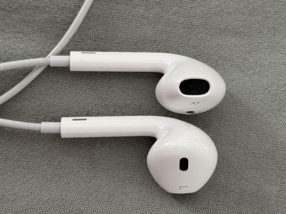 Провідні навушники Apple