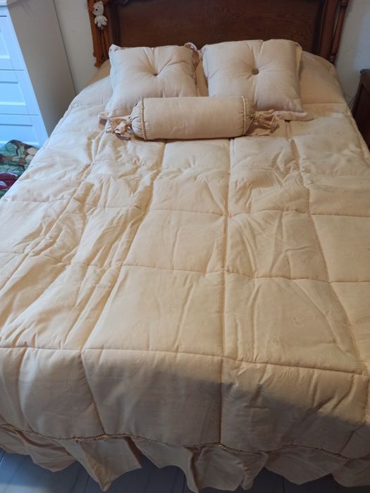 Colcha bege cama casal com almofadas