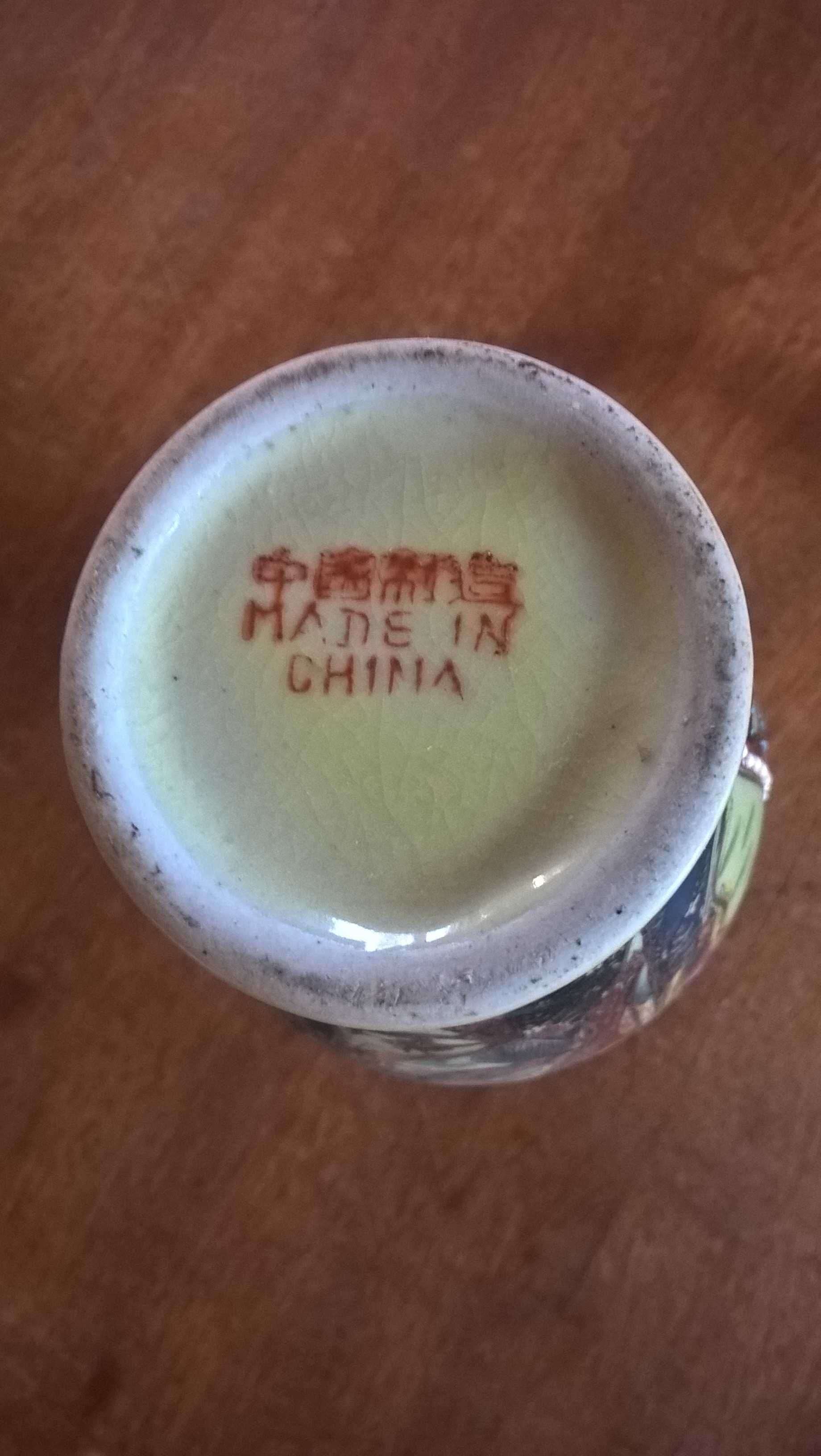 chińską wazę pochodzącą z lat 50-siątych PRL