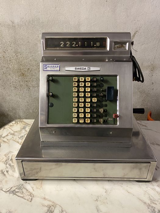 Antiga caixa registradora marca Sweda em aço inoxidável