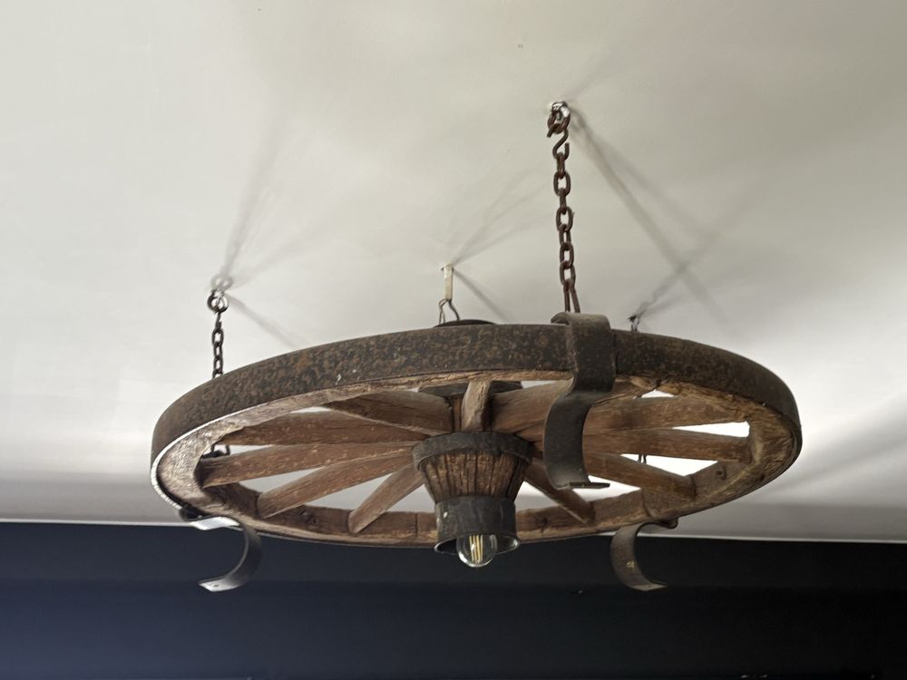 Lampa z koła od wozu, wystrój rustykalny