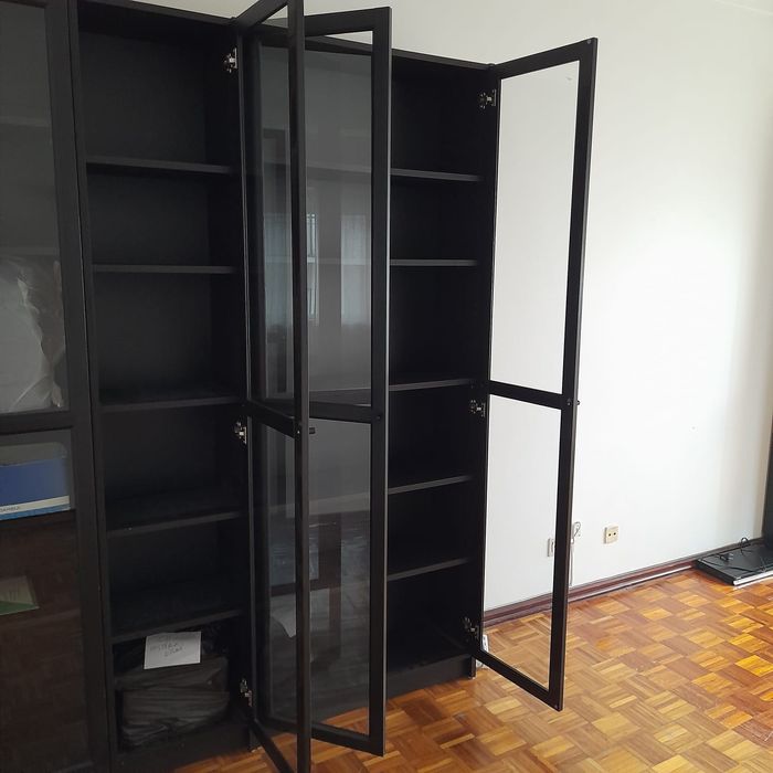 Estantes Billy de cor preta usadas