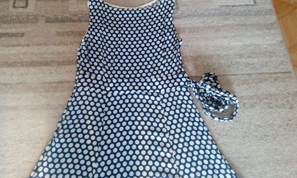 Sukienka w grochy firmy Tatuum.