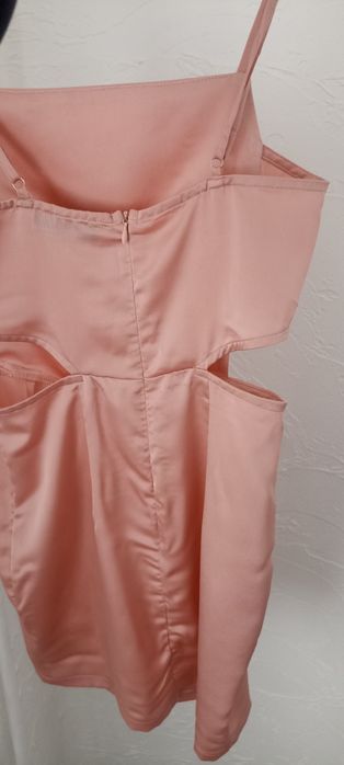 Атласне плаття з вирізами