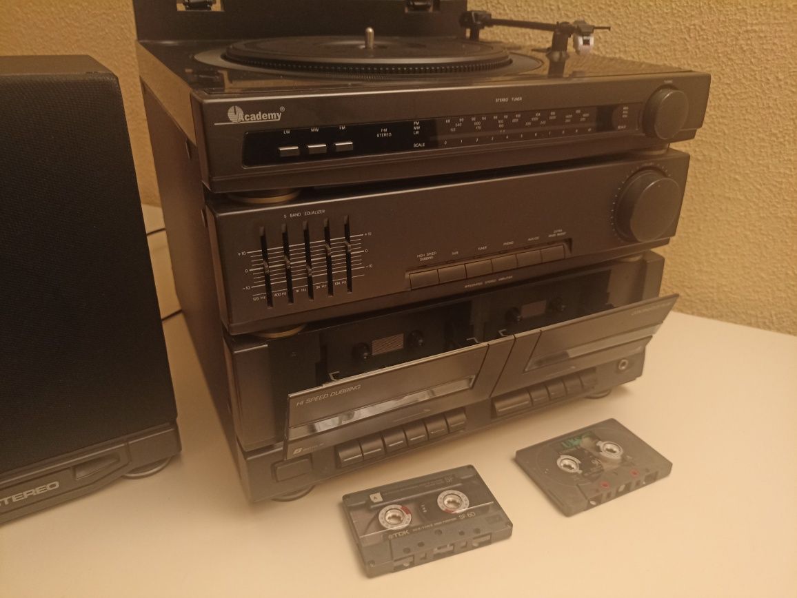Aparelhagem com gira-discos, duplo leitor cassetes e rádio