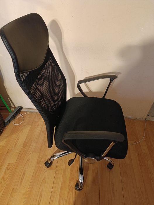 Fotel obrotow czarny