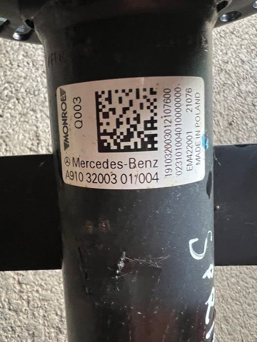 Mercedes Sprinter W910 lewe przednie zawieszenie zwrotnica amortyzator