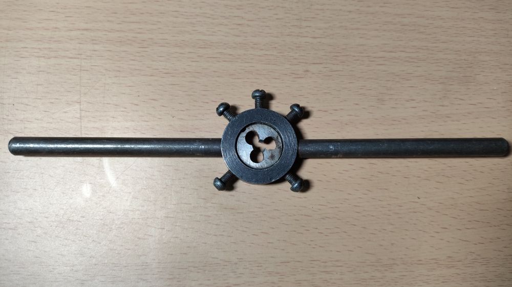 Плашкодержатель ф 20 мм с плашкой М5 времён СССР