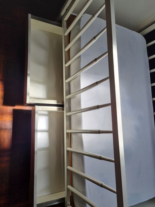 Berço branco com duas gavetas