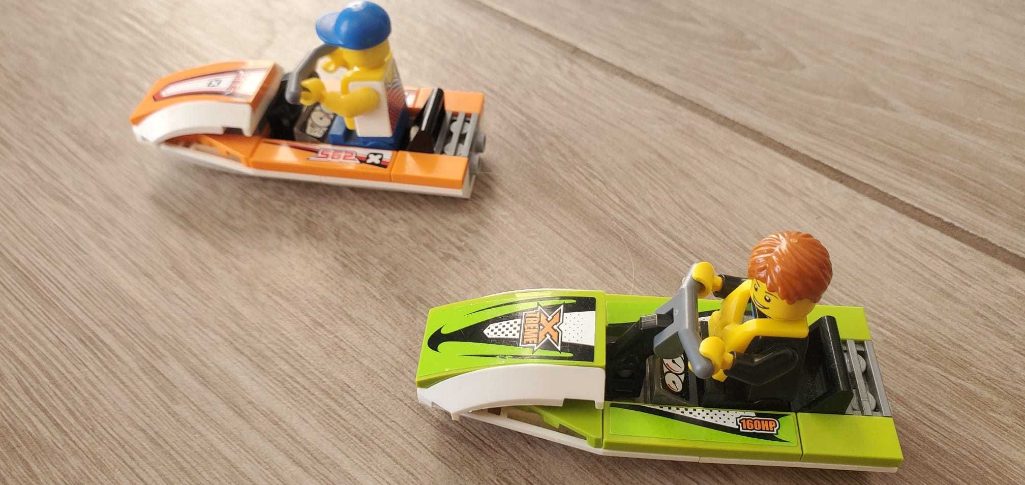 Lego  4x4 com reboque e dois pequenos barcos.