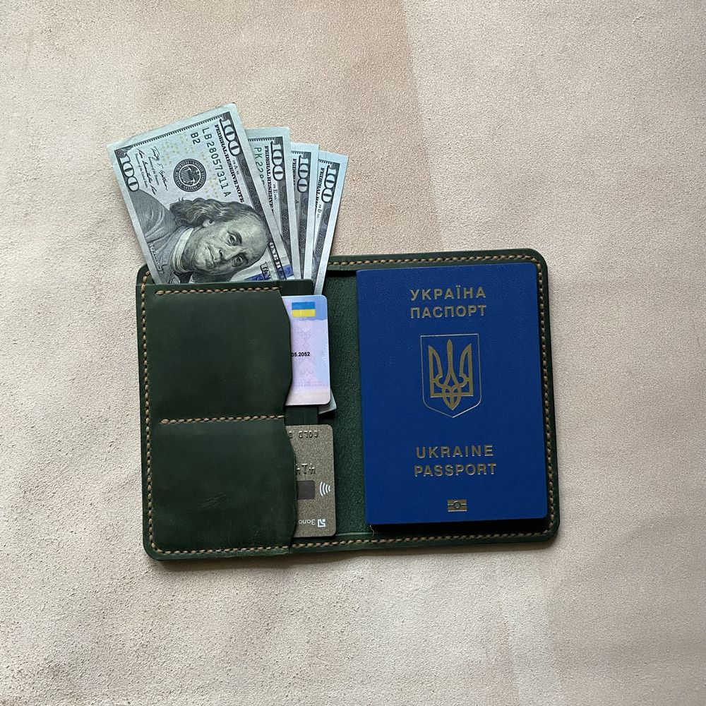 Шкіряна обкладинка на паспорт ручної роботи