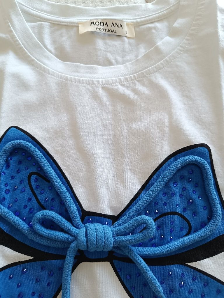 T-shirt branca com laço azul, tamanho S