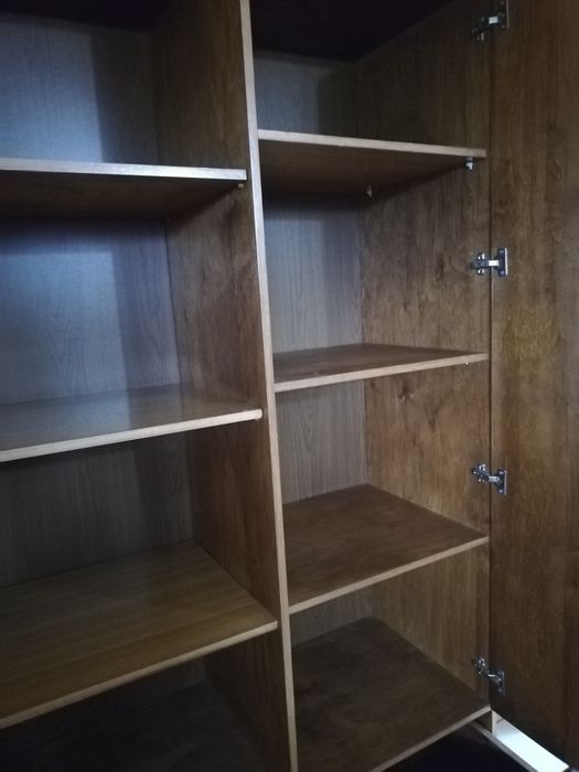 Solidna szafa z półkami i szufladami