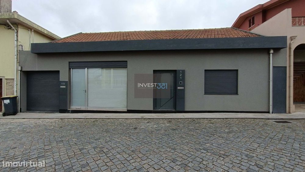 Moradia Renovada com Espaços Versáteis e Potencial Comercial — Castelo