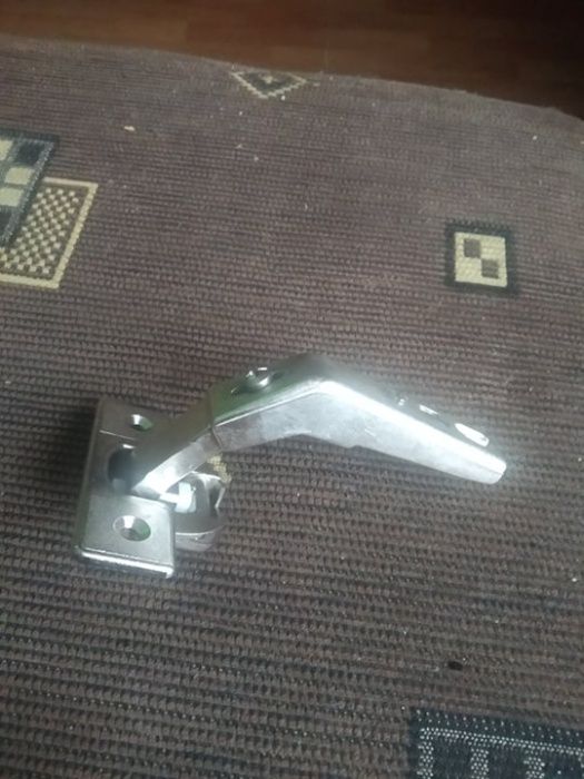 Zawias meblowy z prowadnikiem