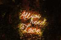 Napis All you need is love, ledon, napis led, neon,