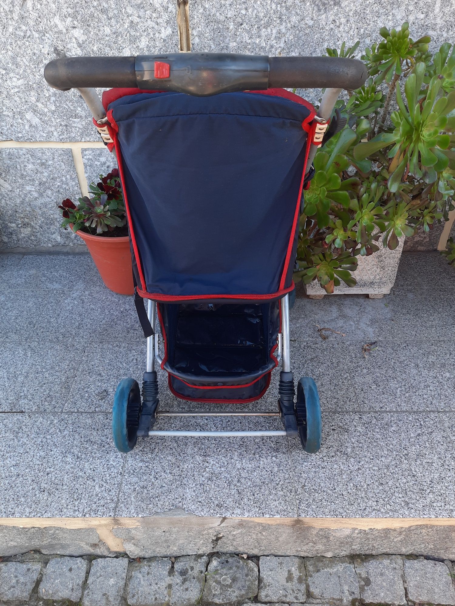 Carrinho de bebé chicco. Não é novo mas esta bem estimado..