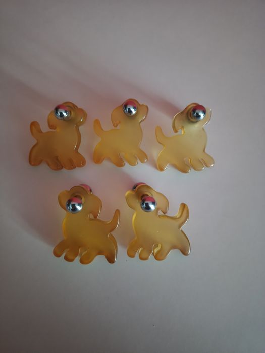 Uchwyty, gałki do mebli dziecięcych.