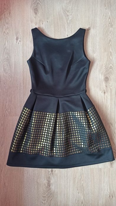 Elegancka czarna sukienka ze złotym wzorem