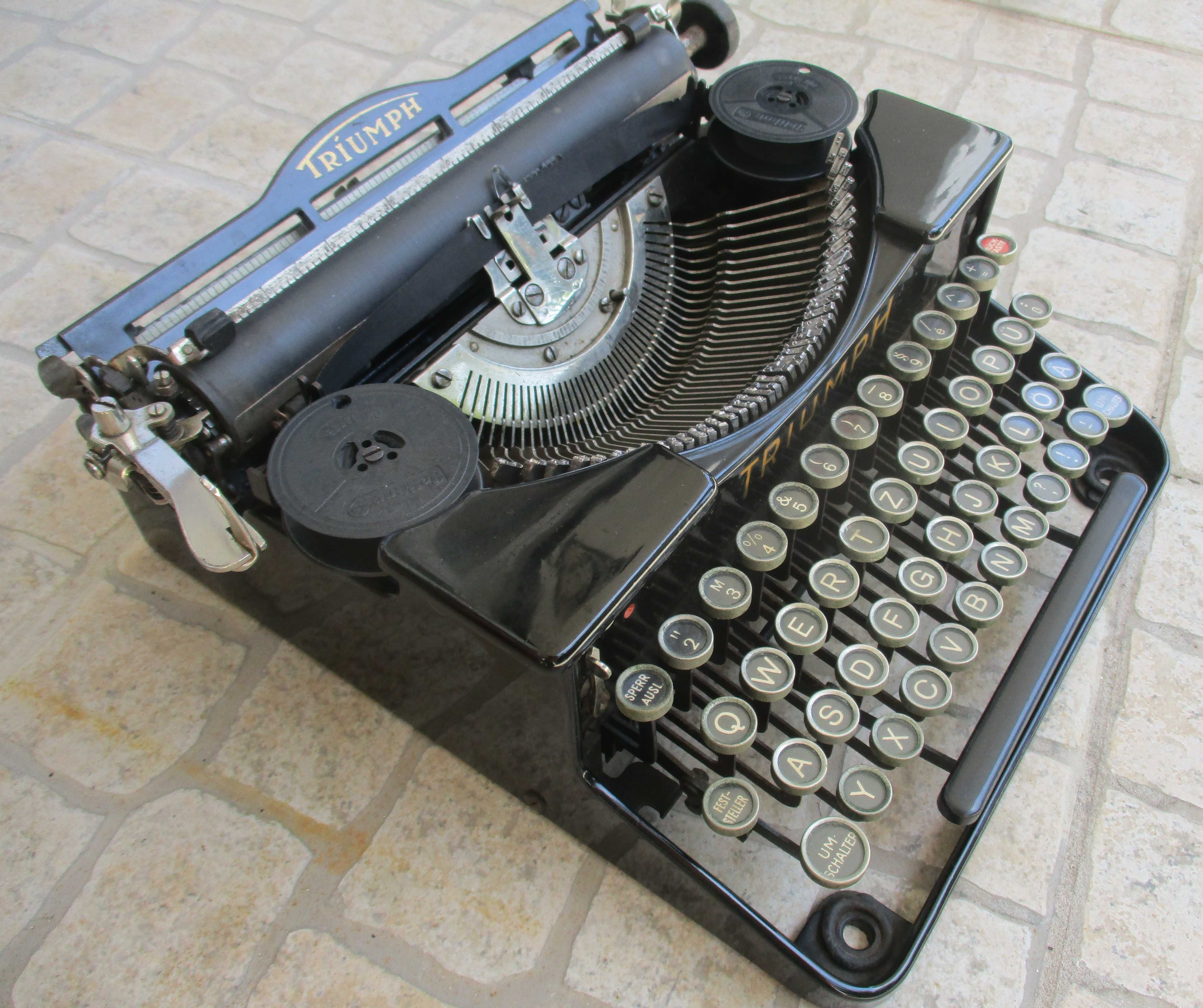 Maquina de escrever Triumph antiga 1930 - centenária