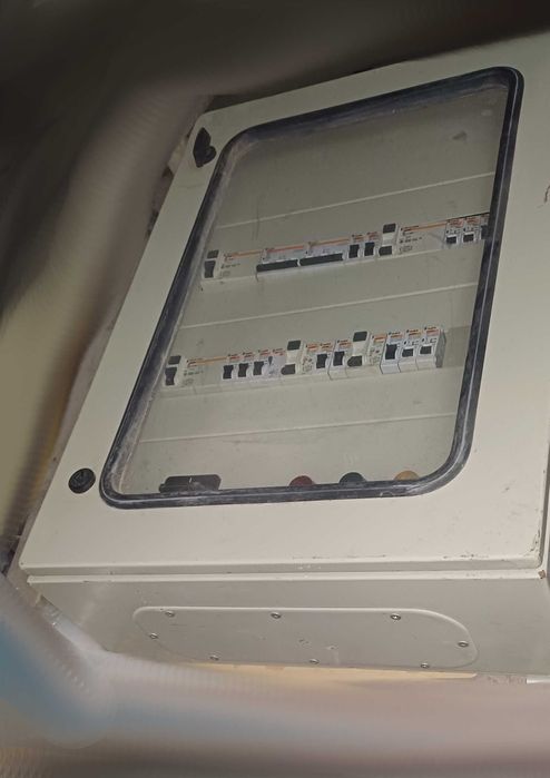 Quadro elétrico exterior com vários disjuntores