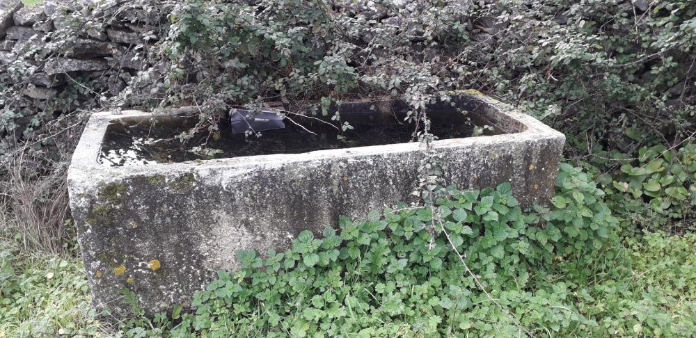 Pias tanques antigas em pedra para efeitos exteriores Peças grandes.