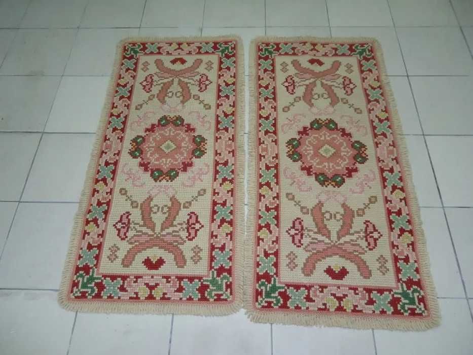 Conjunto de Tapetes de Arraiolos em Lã – Quarto Completo