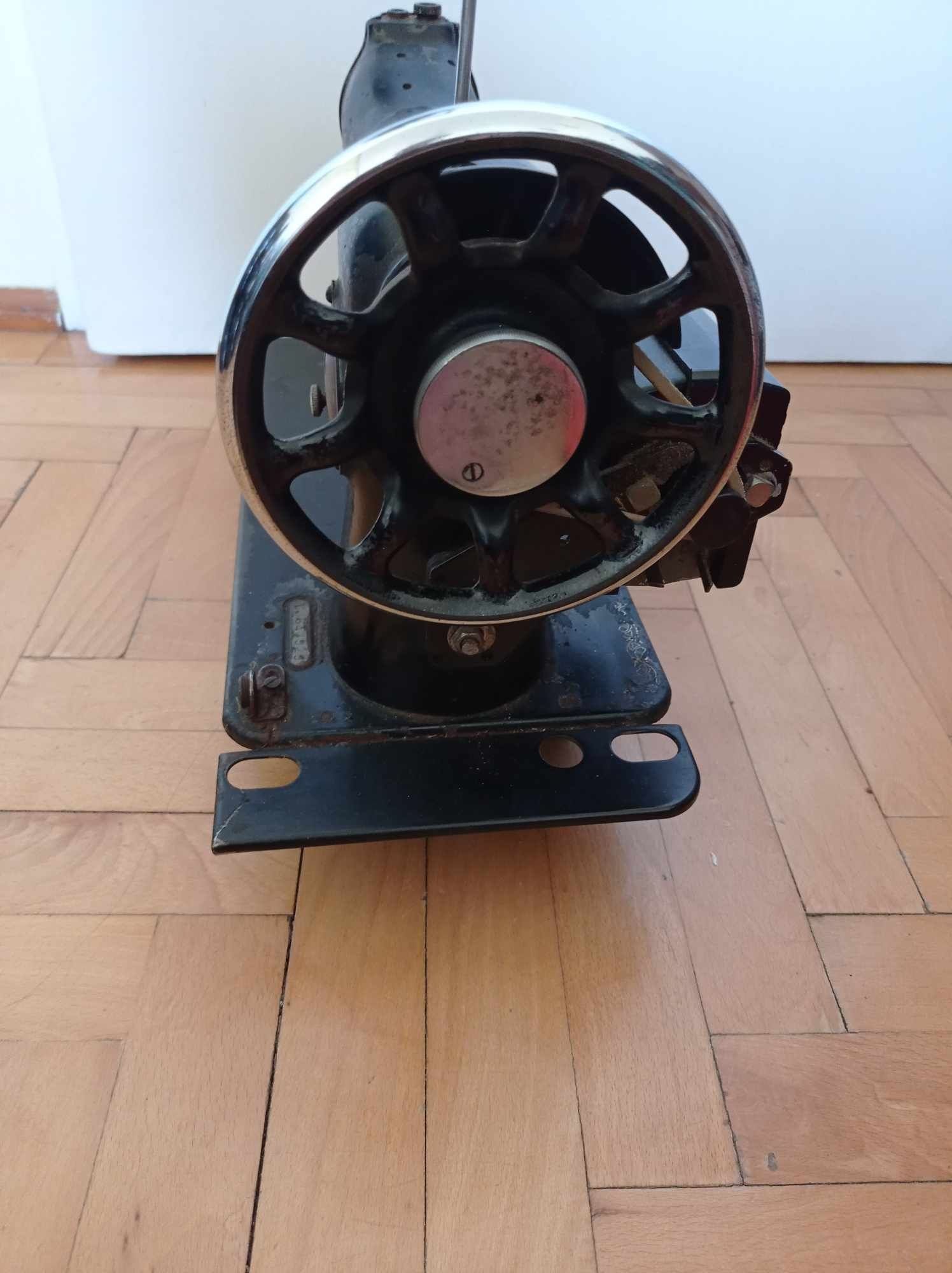 Stara maszyna do szycia Singer rok około 1945 antyk