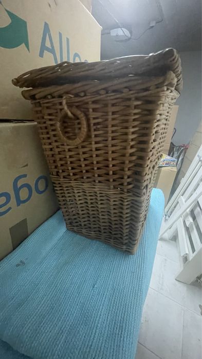 Cesta de verga com fecho e pegas laterais