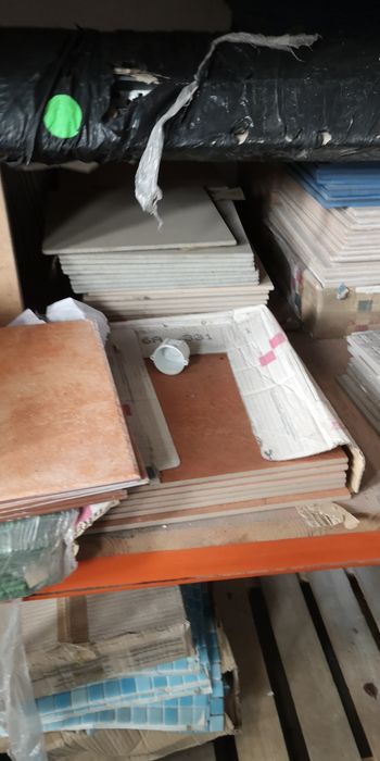 Vários tipos de azulejos e pedras