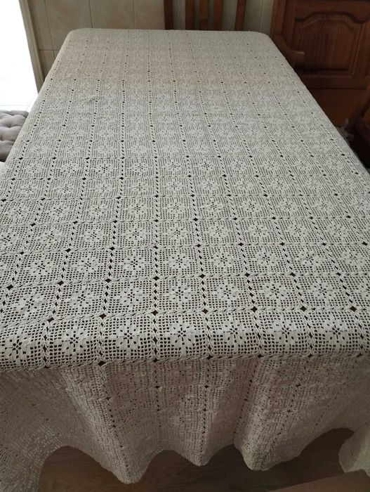 Toalha de mesa em renda / crochet feita à mão