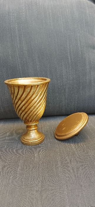 P0te dourado com tampa