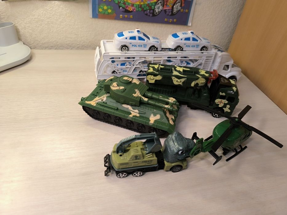 Іграшки машини, автобуси, військові
