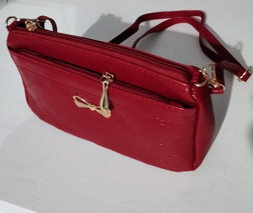 Czerwona torebka damska na ramię